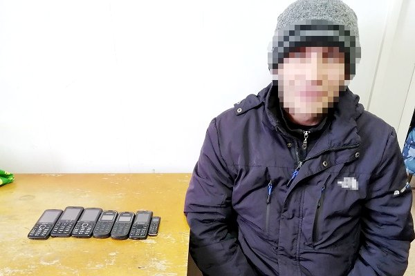 Сотрудники ИК-25 в Сыктывкаре задержали перебросчика с мобильными телефонами

