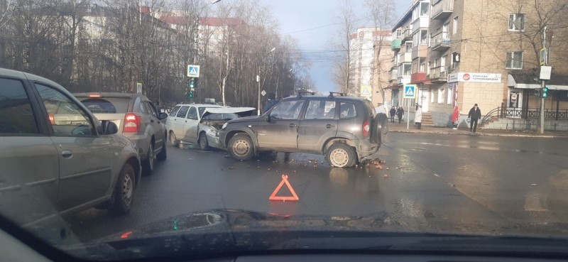 В Сыктывкаре ВАЗ и Niva не поделили перекресток, пострадала пассажирка