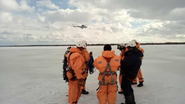 В Коми спасатели и пилоты отработали возможную ЧС на Печоре