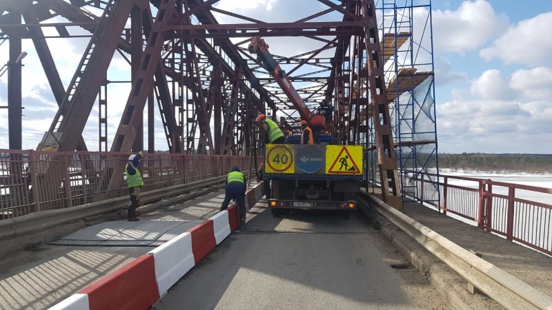 В Сыктывдине ремонтируют мост через Вычегду