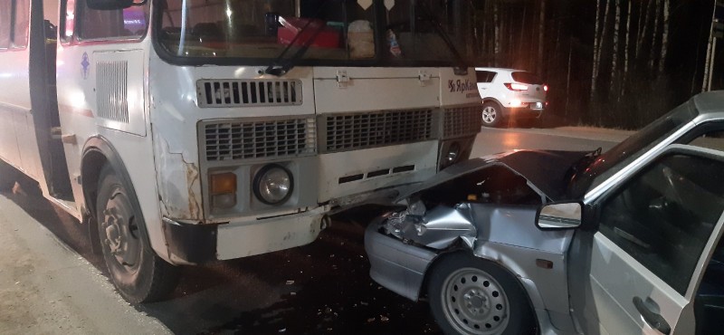 В Сыктывкаре неопытная девушка-водитель спровоцировала ДТП с автобусом