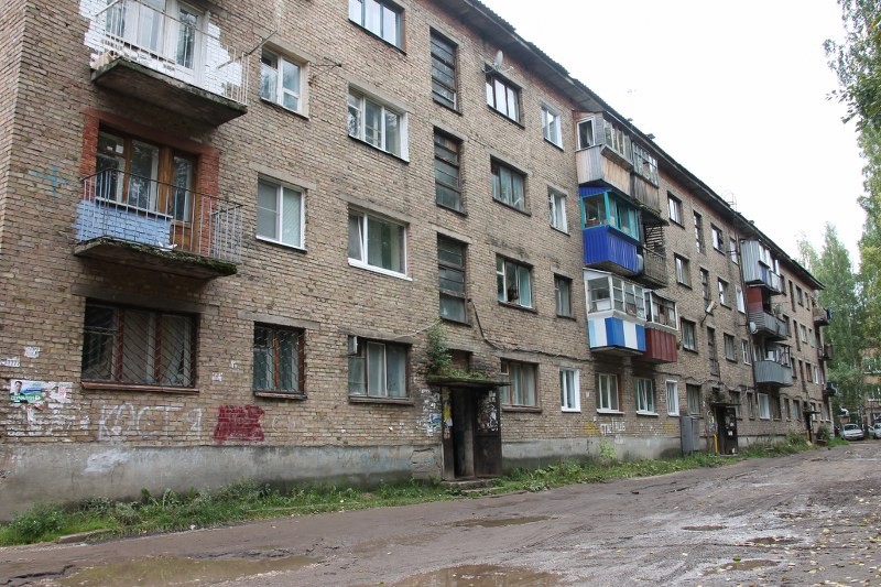 В Сыктывкаре жильцы покидают аварийное общежитие на Октябрьском, 69