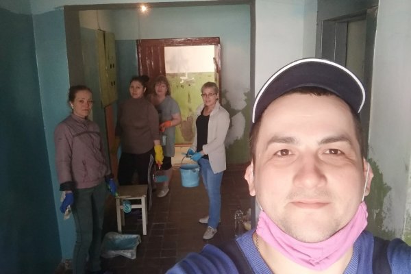 Жители Сыктывкара собственными силами провели ремонт в подъезде