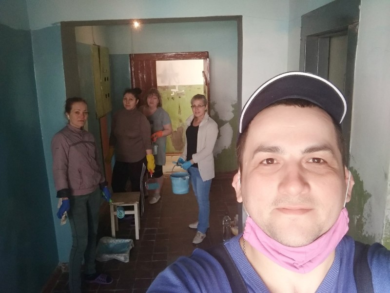 Жители Сыктывкара собственными силами провели ремонт в подъезде