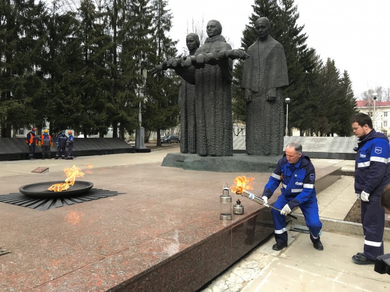 В Сыктывкаре газовики поместили частицу "Вечного огня" в спецкапсулу на время ремонта мемориала 