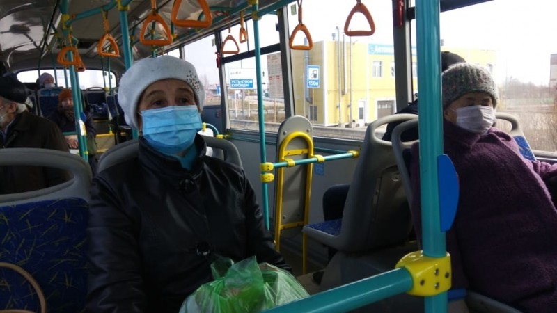 В сыктывкарских автобусах дачники добросовестно соблюдают дистанцию и масочный режим