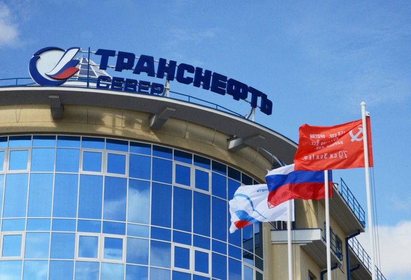 Копия Знамени Победы поднята у здания АО "Транснефть-Север" в Ухте