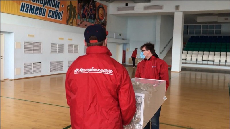 Волонтеры помогли перепрофилировать спортшколу в Сыктывкаре под больницу для пациентов с коронавирусом