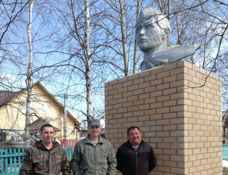 В Ижме отремонтировали памятник Герою Советского Союза Андрею Хатанзейскому