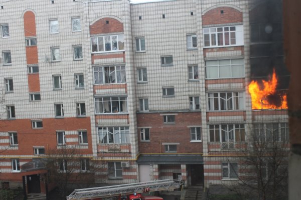 В Сыктывкаре горит квартира в пятиэтажном доме