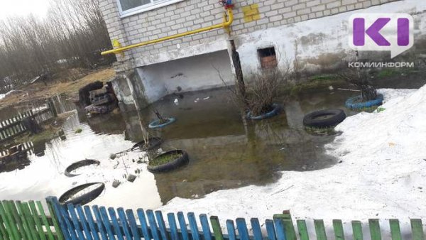 В Микуне талые воды топят подвал многоквартирного дома