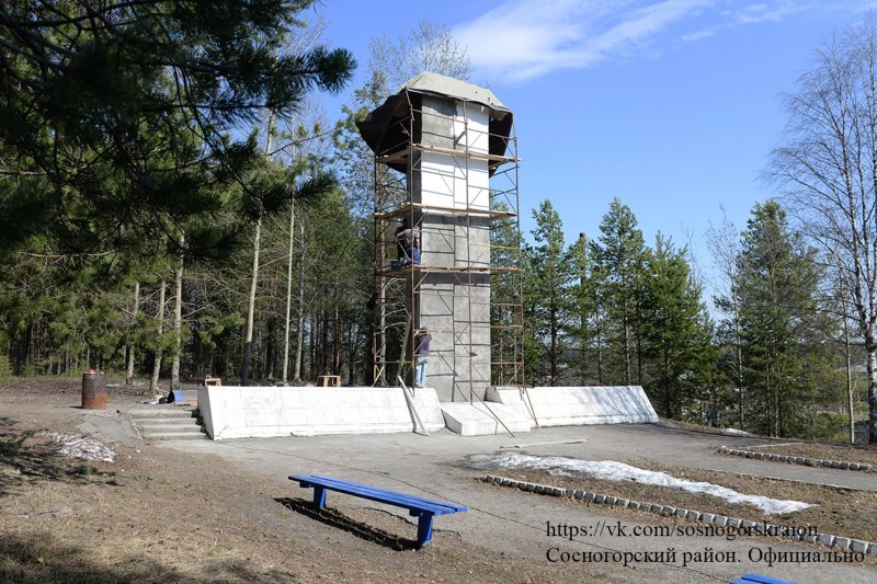 В Усть-Ухте началась реконструкция стелы "Вечная Слава Героям"
