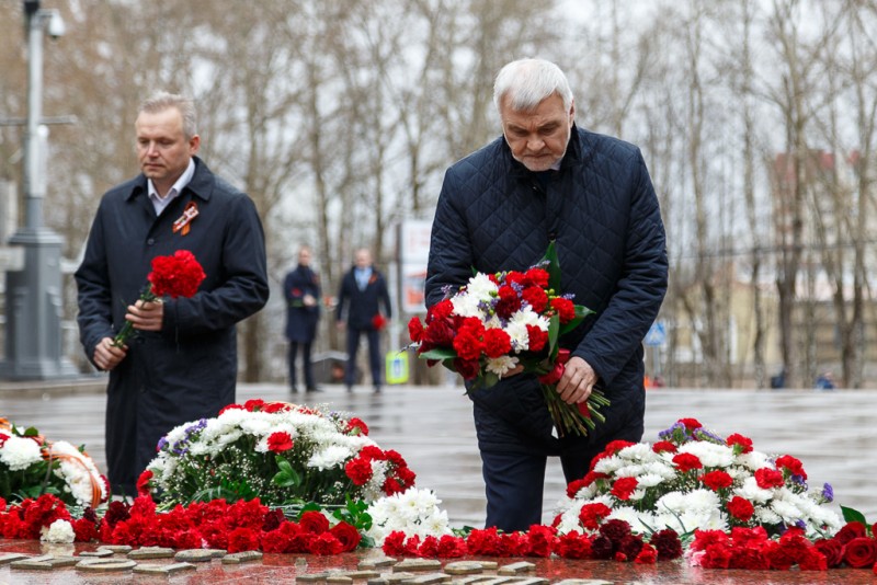 Владимир Уйба возложил цветы к мемориалам "Вечная слава" и "Скорбящий воин"