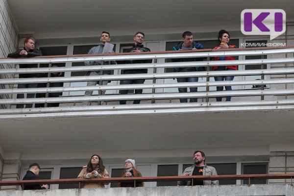 В Сыктывкаре с балконов исполнили 