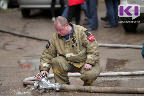 В Ухте огнеборцы на пожаре спасли двух человек, еще 10 эвакуировались самостоятельно