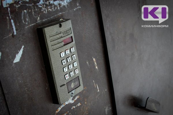 В Сыктывкаре потерявшаяся женщина двое суток просидела в подъезде