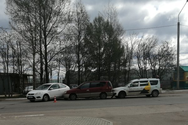 В Сыктывкаре таксист спровоцировал двойное столкновение у пешеходного перехода