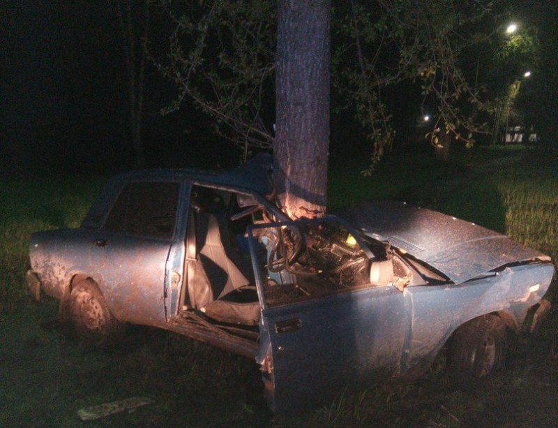В Сыктывкаре 19-летний водитель "семерки" получил тяжелые травмы при столкновении с деревом