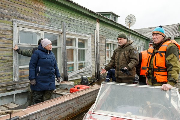 Владимир Уйба побывал в пострадавших от паводка селах Усть-Цилемского района