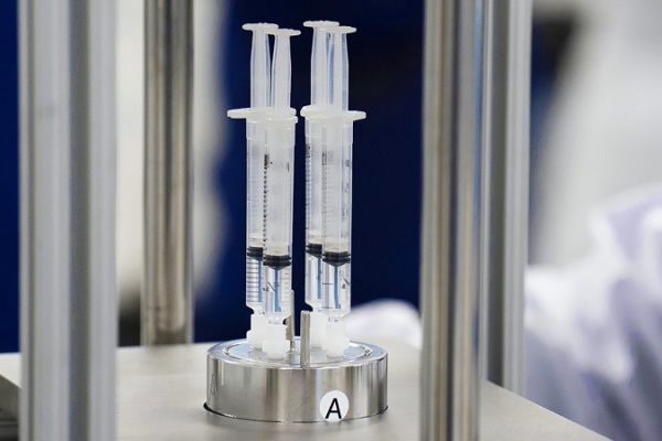 Российскую вакцину от COVID-19 испытали на людях
