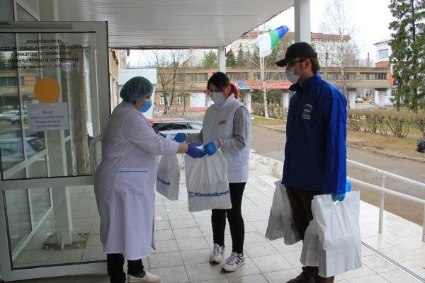 За два месяца работы волонтерских центров в России помощь получили более 1,5 млн человек