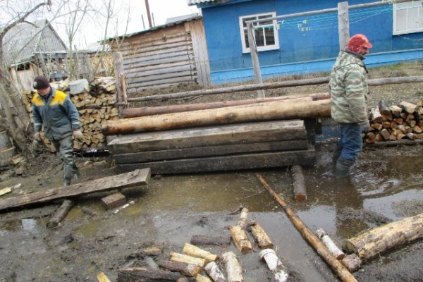 Паводковая ситуация в интинском селе Петрунь взята под особый контроль
