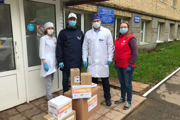 В Коми волонтеры #МыВместе передали Сыктывкарской больнице №1 маски, перчатки, защитные экраны для лица и антисептик