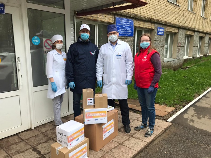 В Коми волонтеры #МыВместе передали Сыктывкарской больнице №1 маски, перчатки, защитные экраны для лица и антисептик