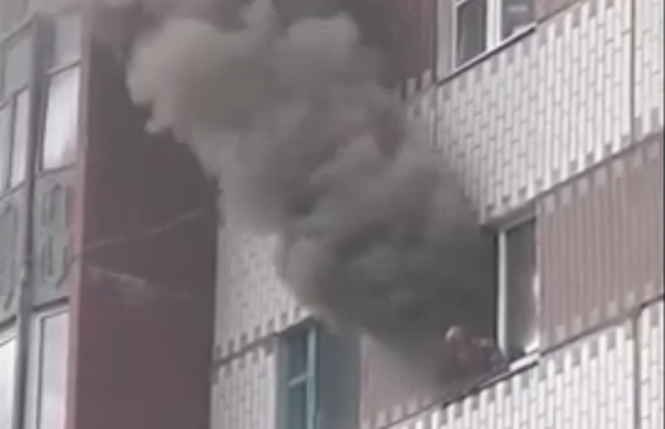 В Сосногорске пожарные спасли мужчину из квартиры в горящей высотке