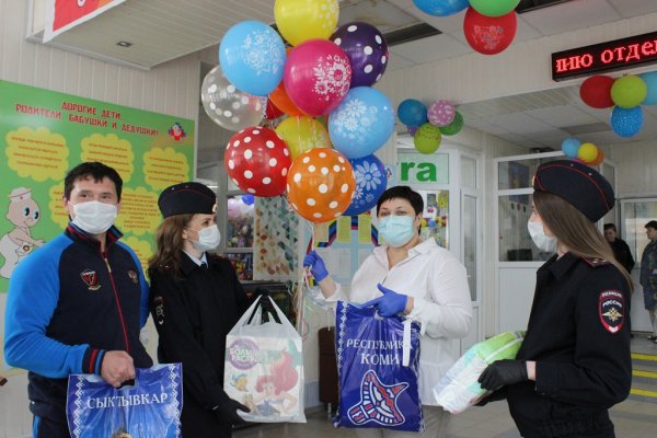 В Сыктывкаре полицейские вручили подарки пациентам Детской республиканской больницы