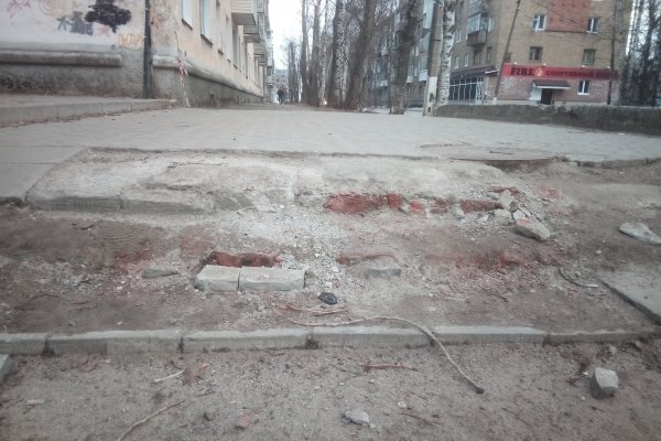 В Сыктывкаре обследуют разбитую лестницу на ул.Чернова для дальнейшего ремонта