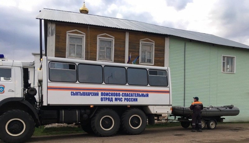 Спасатели МЧС помогают жителям Усть-Цилемского района устранить последствия паводка