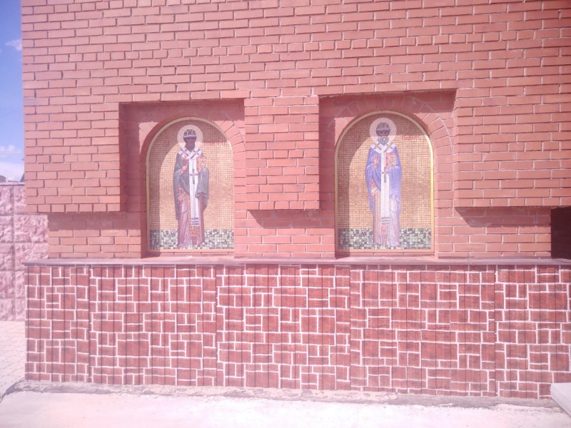 Храм на Зерюнова в Ухте украсили мозаичные иконы святителей Коми