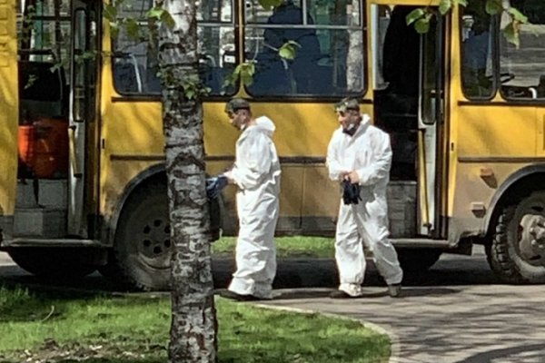 По скверу в сыктывкарском Строителе катался автобус