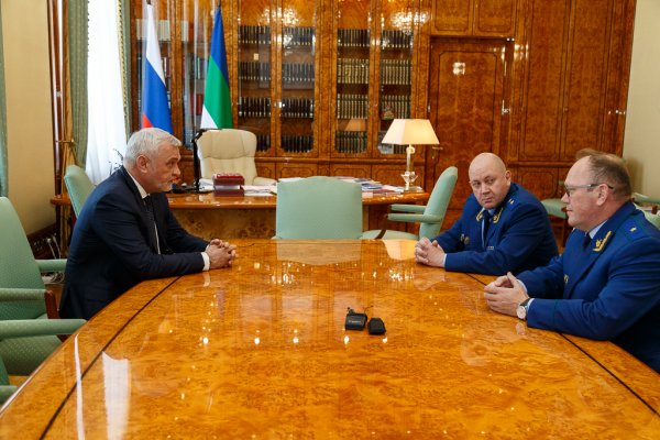Владимир Уйба поздравил Николая Егорова с назначением на должность прокурора Коми

