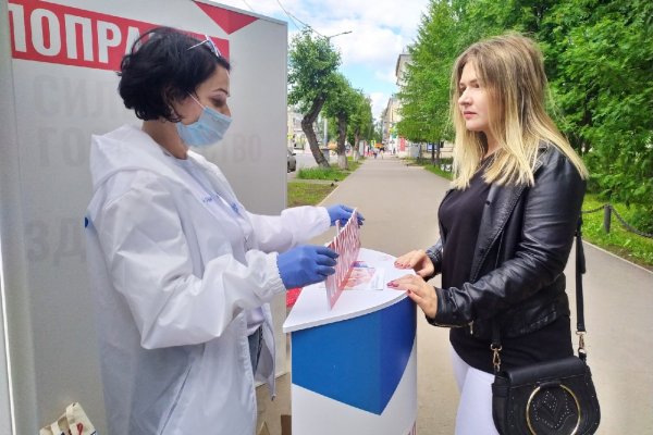 Волонтеры Конституции вышли на улицы Сыктывкара, чтобы рассказать людям о важности предлагаемых поправок