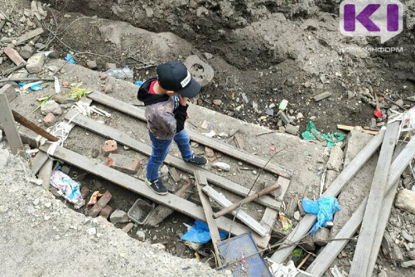 В Микуне вновь оградят сигнальными лентами место замены трубопровода