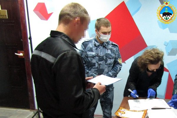 Выпускники в колонии: осужденным ИК-25 в Сыктывкаре вручили аттестаты об окончании общего образования