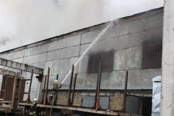 Открытое горение в производственном здании на Ухтинском шоссе в Сыктывкаре ликвидировано
