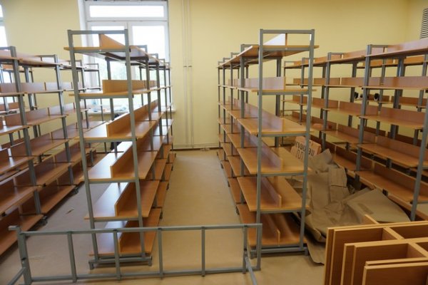В новом корпусе школы №9 в Сыктывкаре начали устанавливать мебель