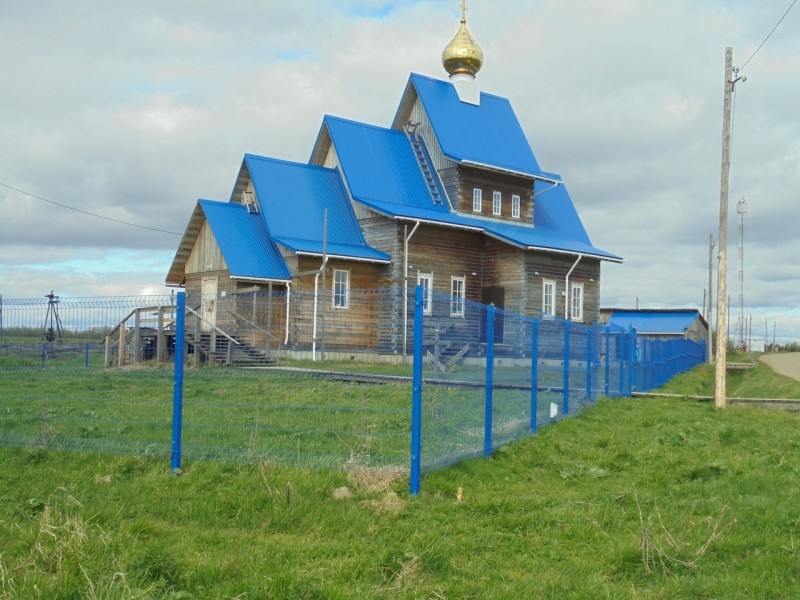 В Усть-Цильме при поддержке ЛУКОЙЛа благоустраивают территорию храма
