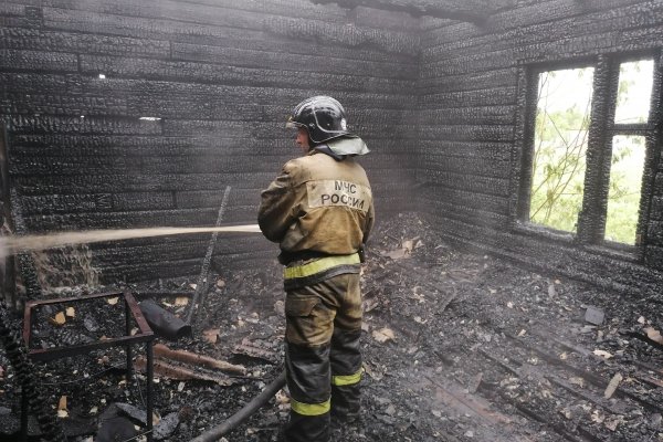 В Емве горел частный дом, в Усинске - мастерская