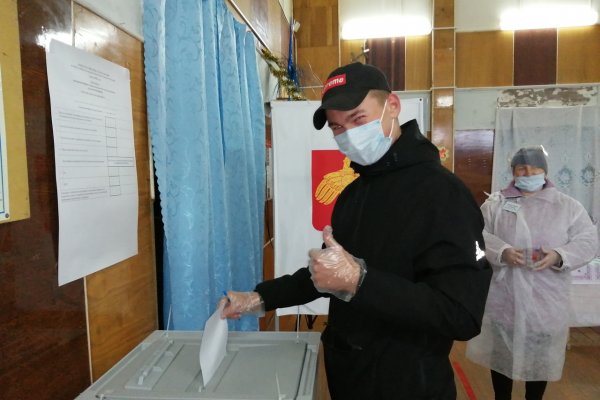 Жители Коми семьями голосуют по поправкам в Конституцию 
