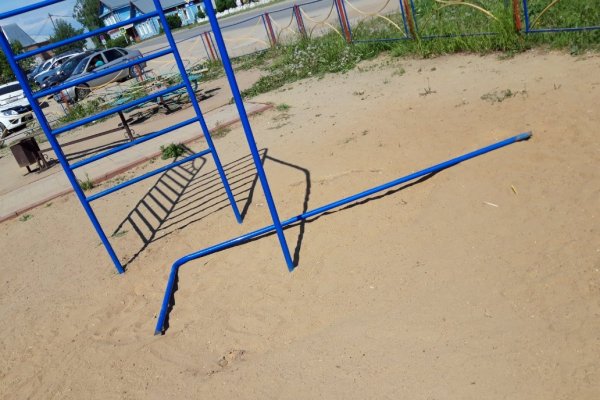 В Объячево детская площадка развалилась под ногами детей 