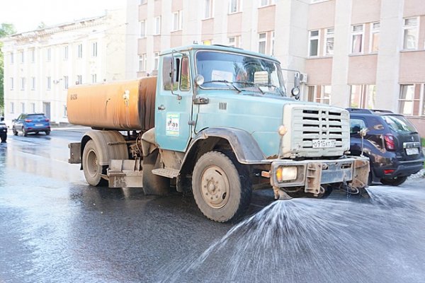 Улицы Сыктывкара дезинфицируют с помощью поливочных машин