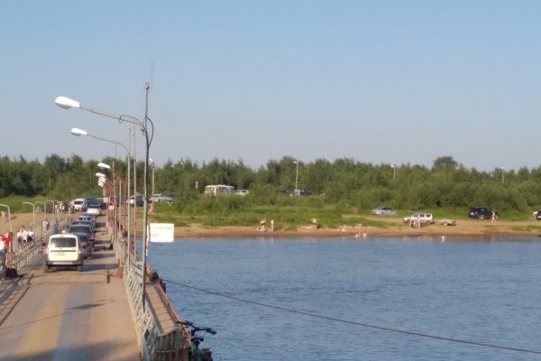 Отдыхающие в Сыктывкаре парализовали движение на мосту в Заречье 