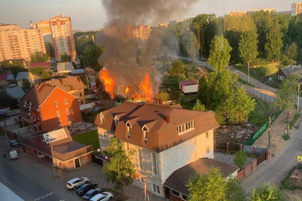 В центре Сыктывкара подожгли дом
