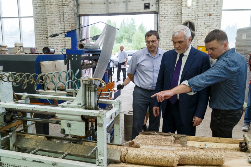 Владимир Уйба посетил деревообрабатывающее предприятие "ТБ Усть-Кулом"