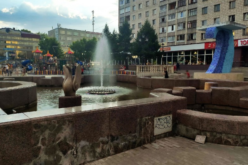 Лебедей у фонтанов у "Детского мира" в Сыктывкаре сменят рыбки