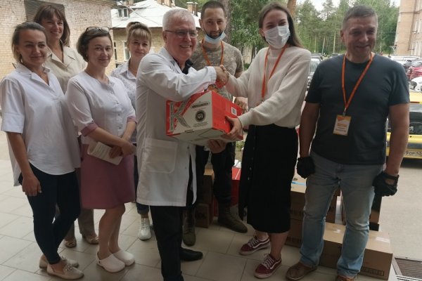 #МыВместе: в Коми почти тонну сладостей в рамках акции взаимопомощи получили медики Усинска и Ухты

